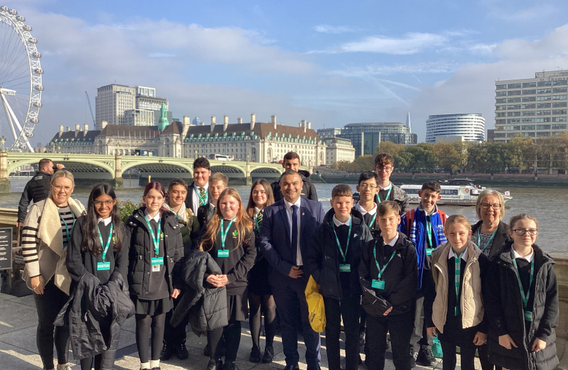 Peter hosts schoolchildren in Parliament